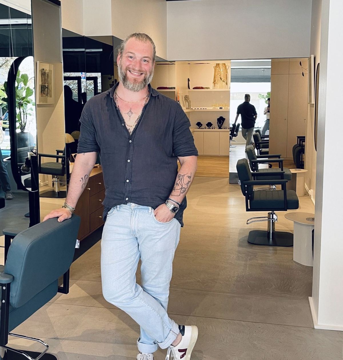 Christopher dans son salon