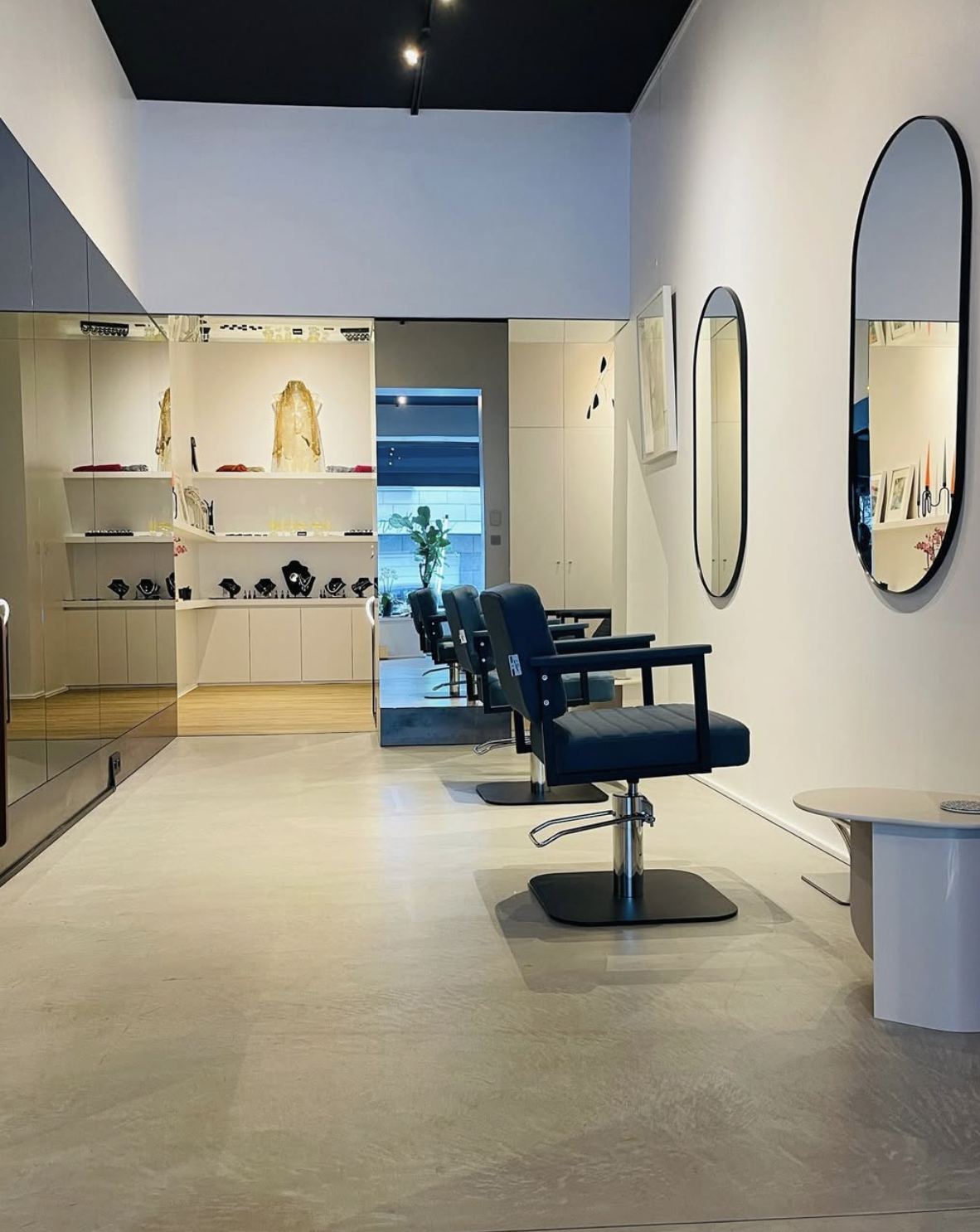 Fauteuils et miroirs ovales